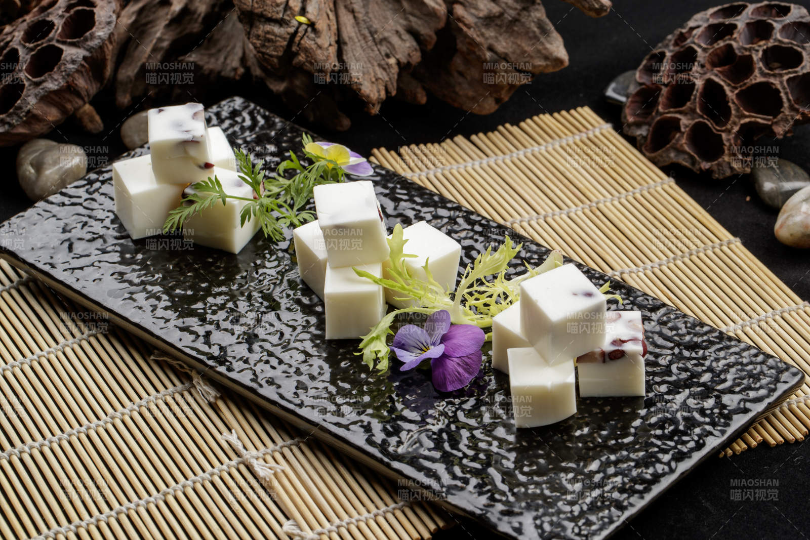 精美餐具装的自制杏仁豆腐图片