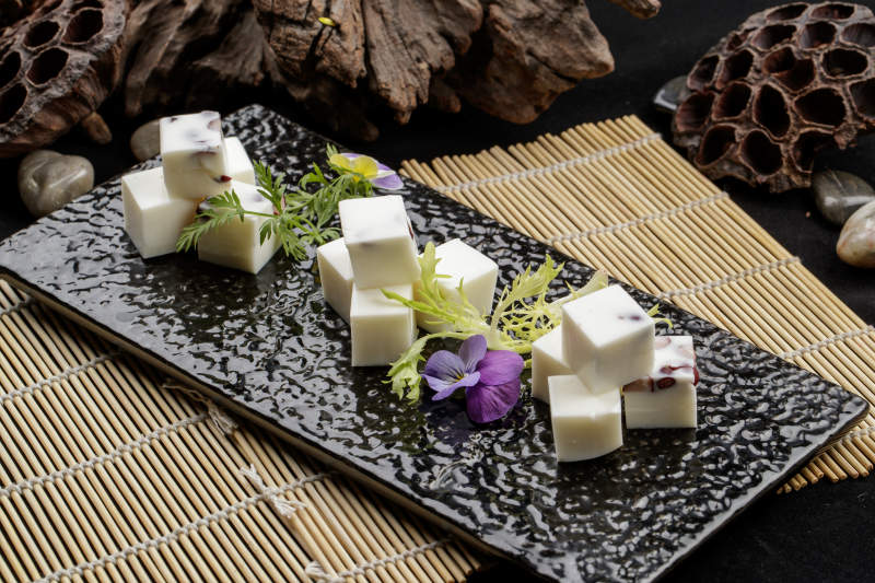 精美餐具装的自制杏仁豆腐图片