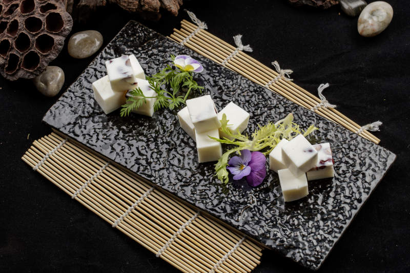 精美餐具装的自制杏仁豆腐图片