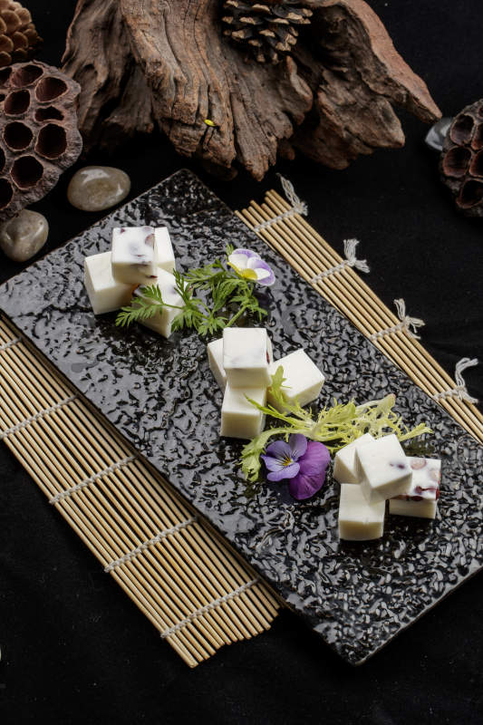 精美餐具装的自制杏仁豆腐图片