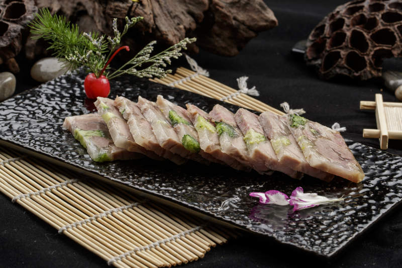 黑色石盘装的西蓝花压肘花肉冻图片