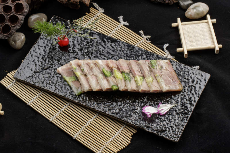 黑色石盘装的西蓝花压肘花肉冻图片