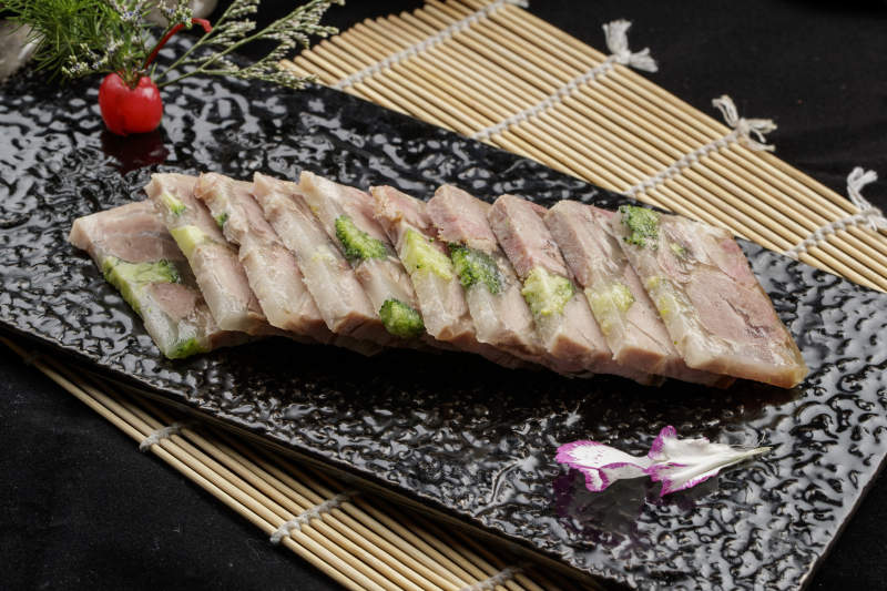 黑色石盘装的西蓝花压肘花肉冻图片