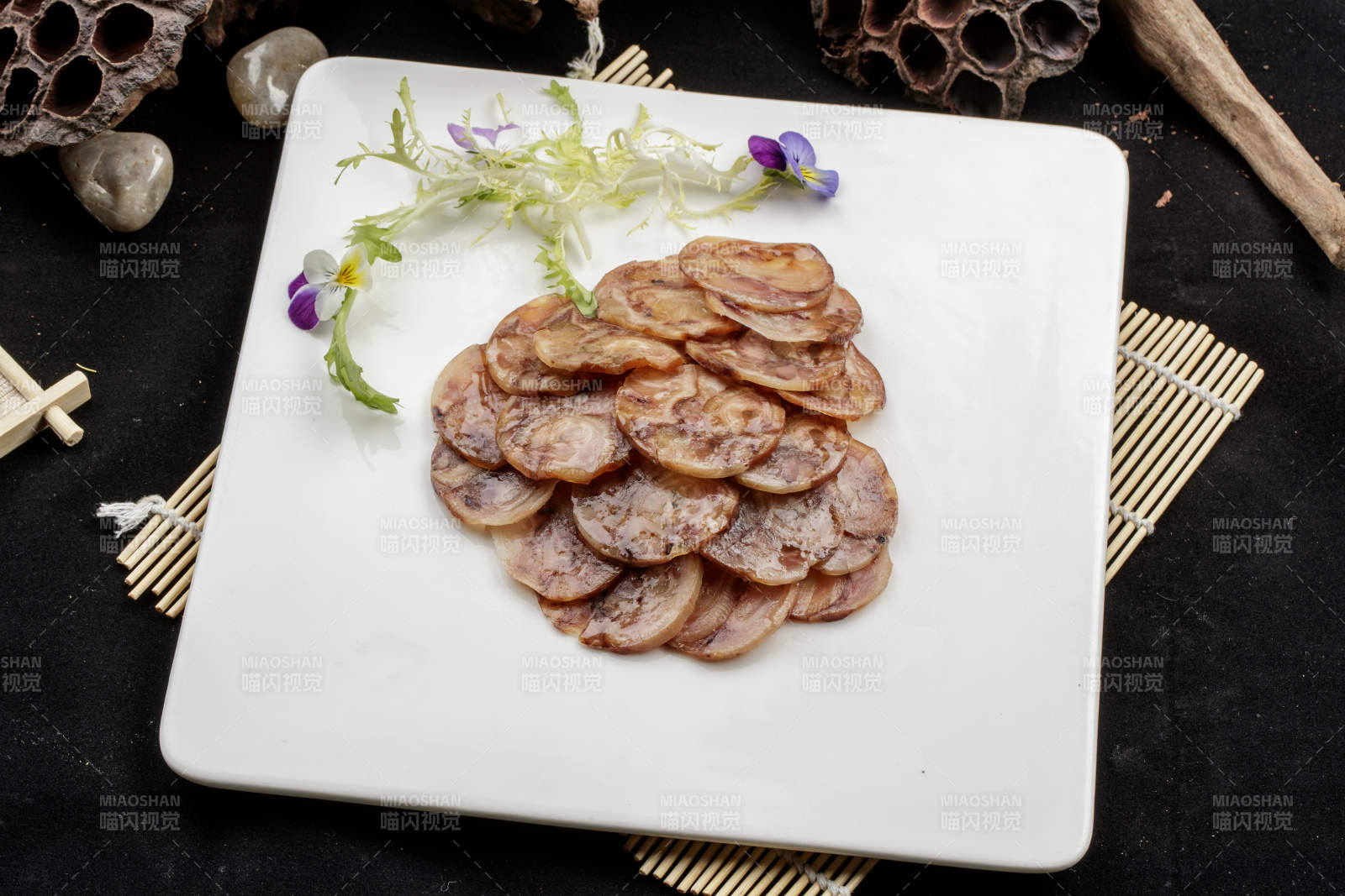 白色磁盘装的老川味熏腊味腊肠图片