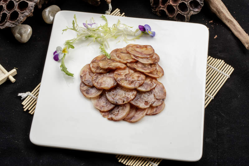 白色磁盘装的老川味熏腊味腊肠图片