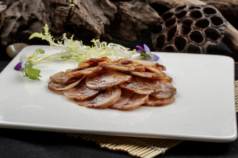 白色磁盘装的老川味熏腊味腊肠图片