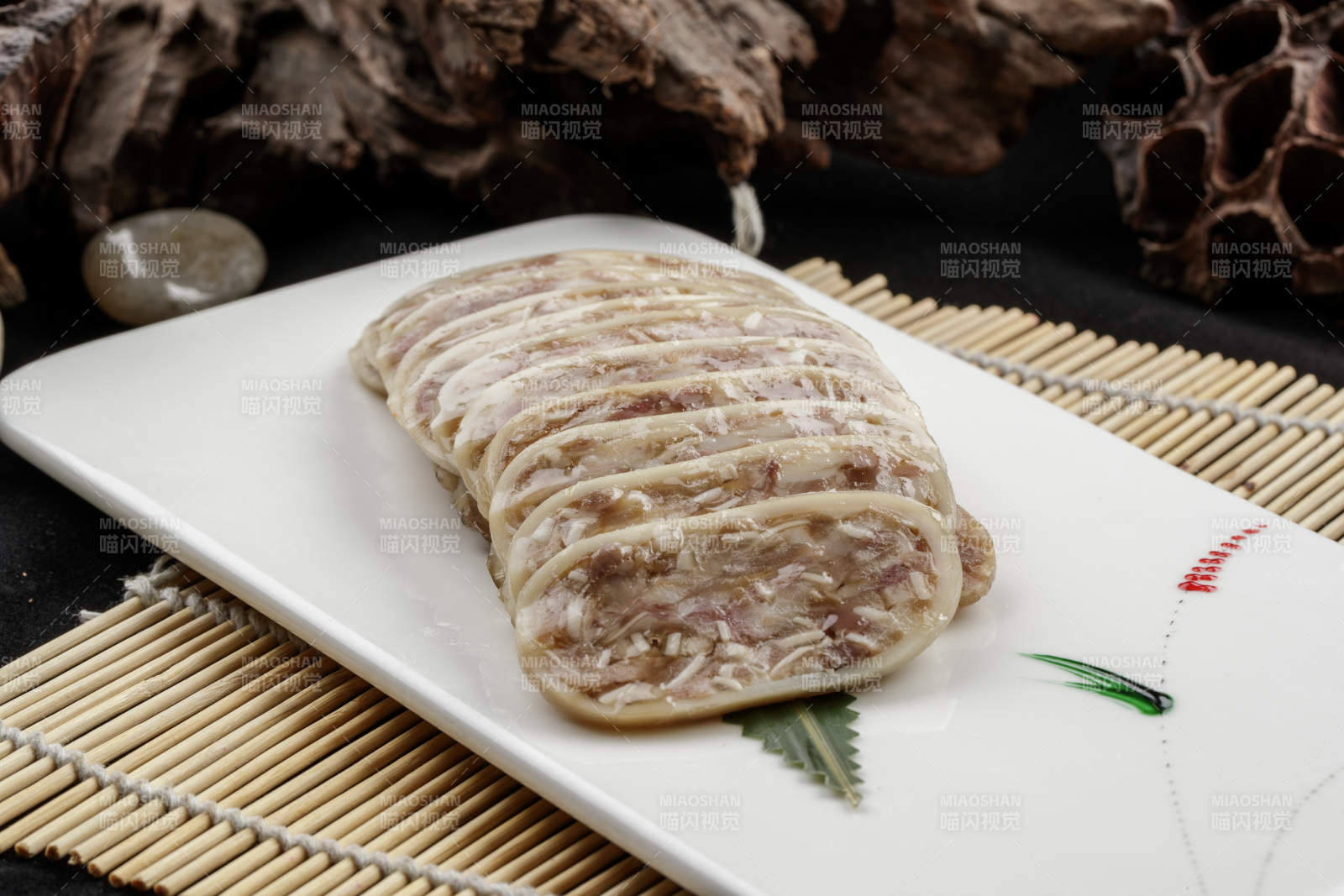 白色瓷盘装的秘制猪耳大鱿鱼卷图片