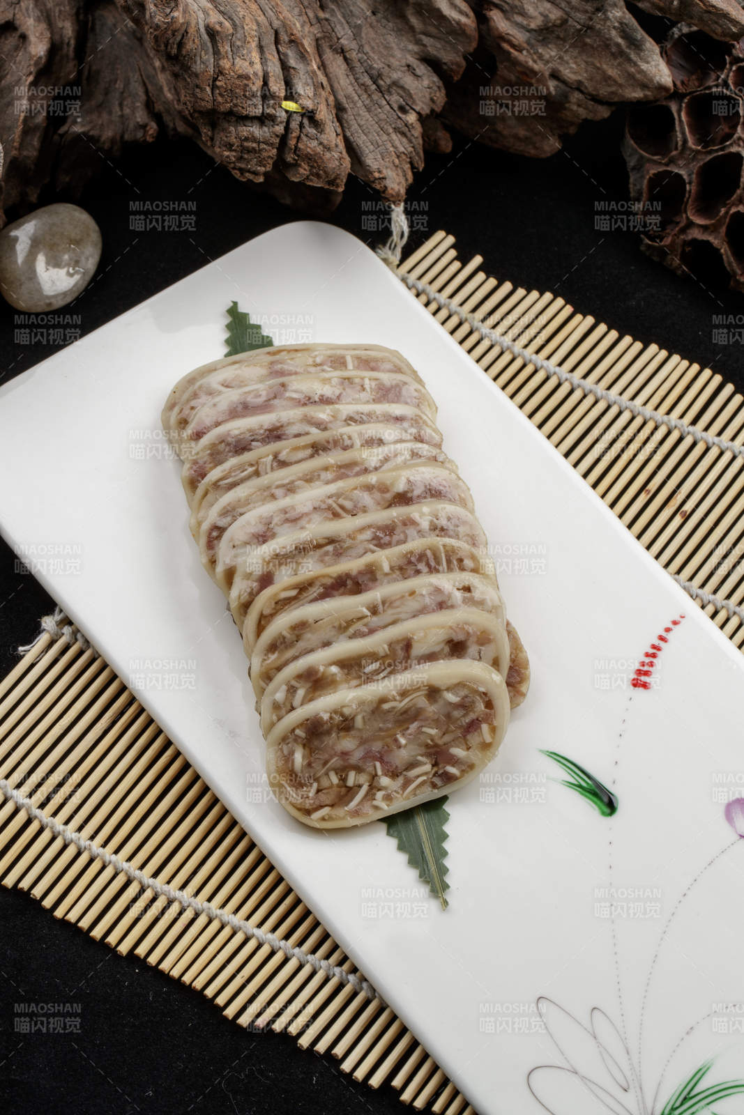 白色瓷盘装的秘制猪耳大鱿鱼卷图片