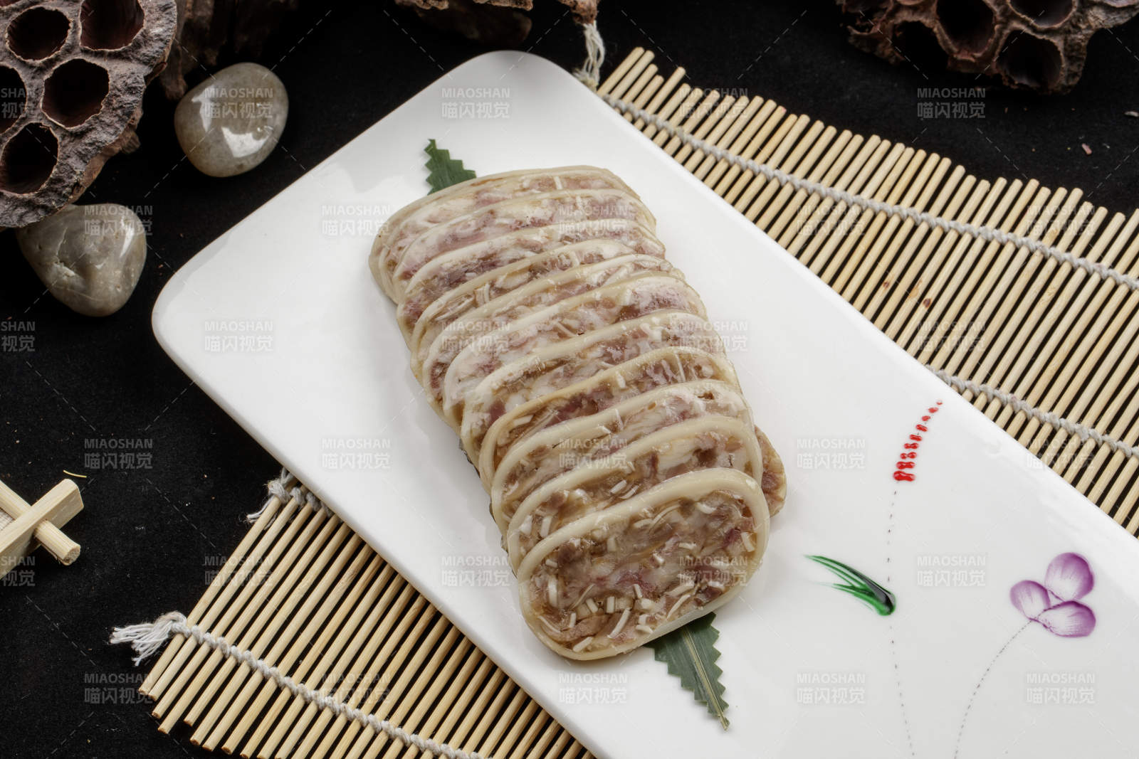 白色瓷盘装的秘制猪耳大鱿鱼卷图片