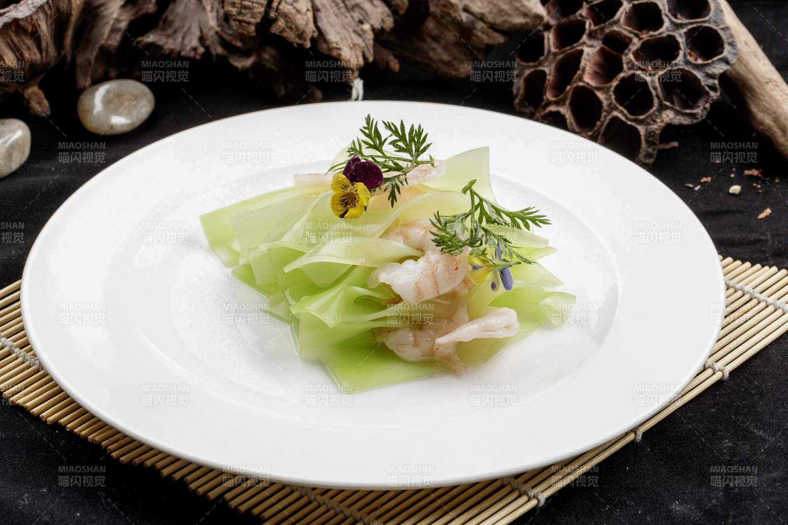 白色瓷盘装的青莴笋灼大虾仁图片