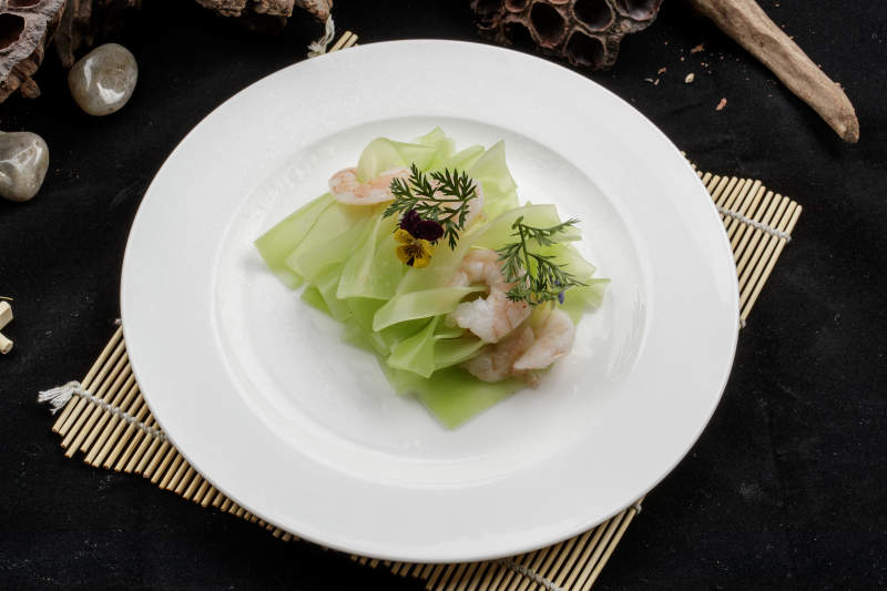 白色瓷盘装的青莴笋灼大虾仁图片