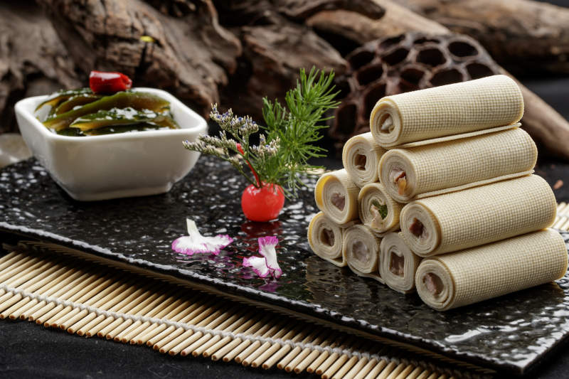 黑石盘餐具装的怀安千张豆腐皮卷熏肉配酱黄瓜图片