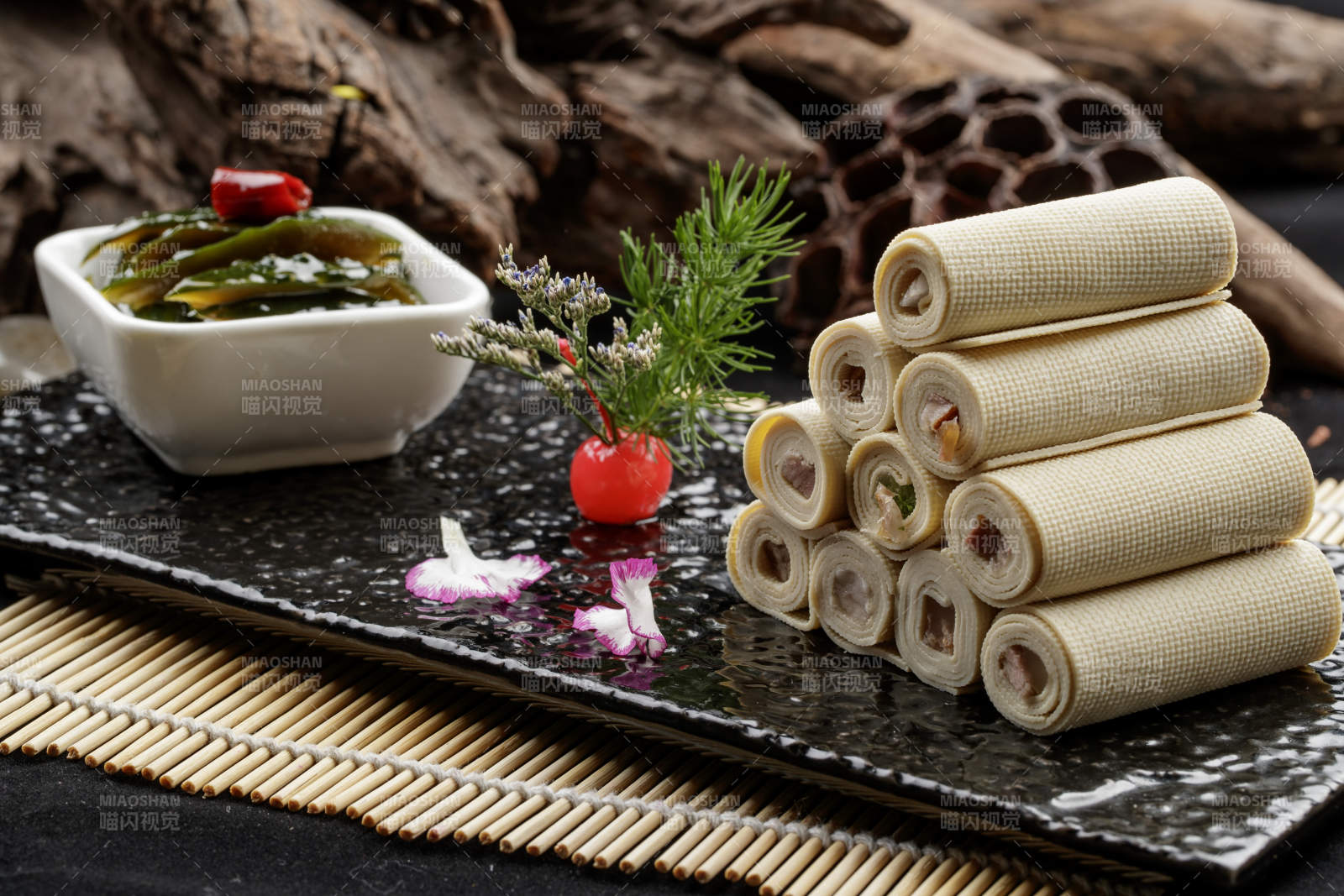 黑石盘餐具装的怀安千张豆腐皮卷熏肉配酱黄瓜图片