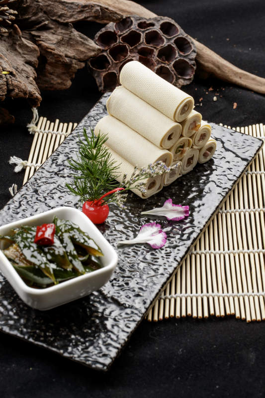 黑石盘餐具装的怀安千张豆腐皮卷熏肉配酱黄瓜图片