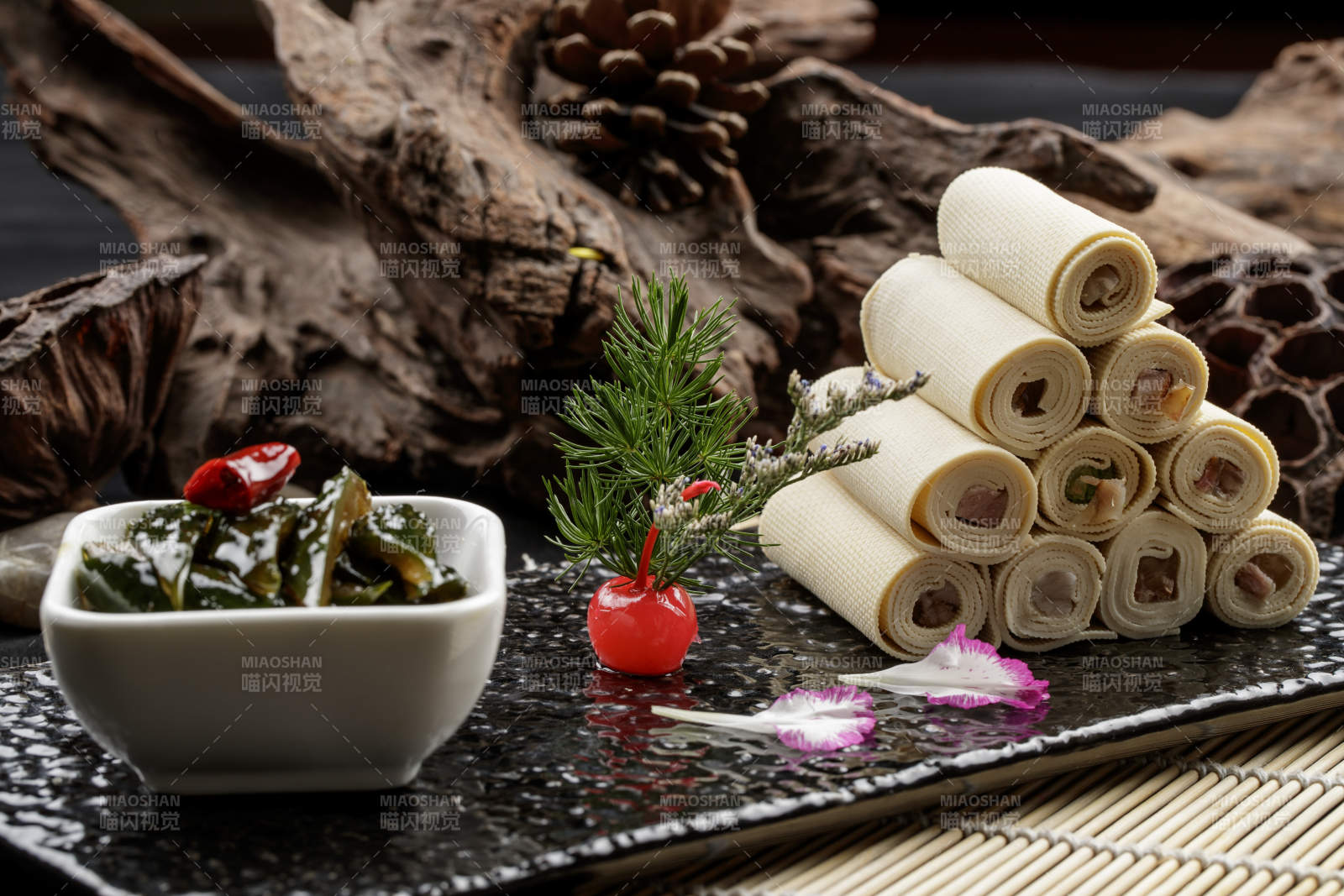 黑石盘餐具装的怀安千张豆腐皮卷熏肉配酱黄瓜图片