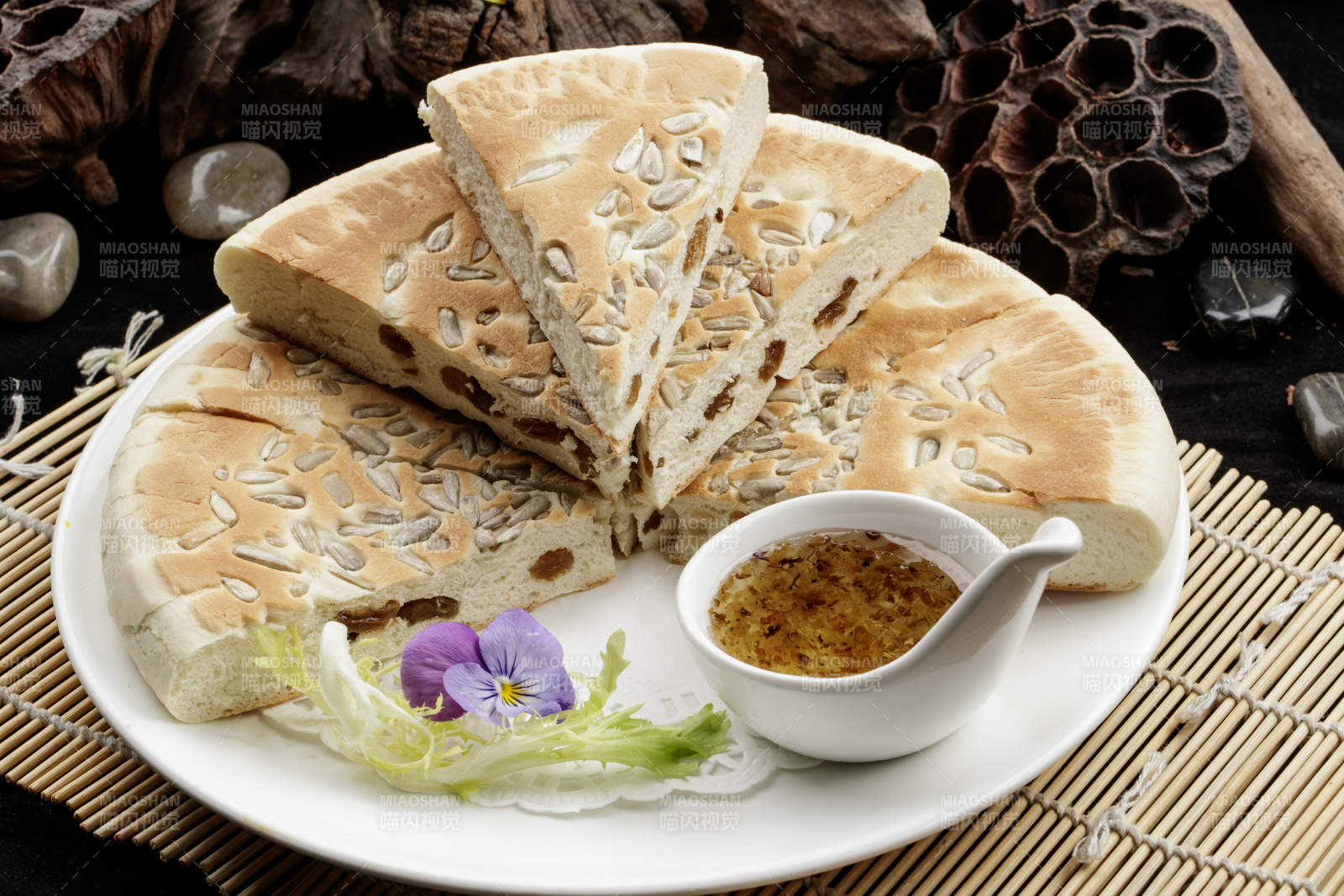 白色瓷盘装的老大同果仁大饼图片