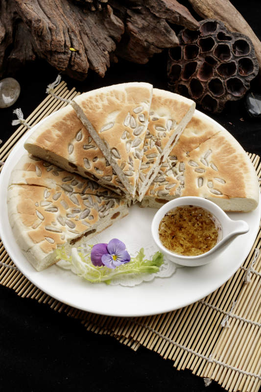 白色瓷盘装的老大同果仁大饼图片