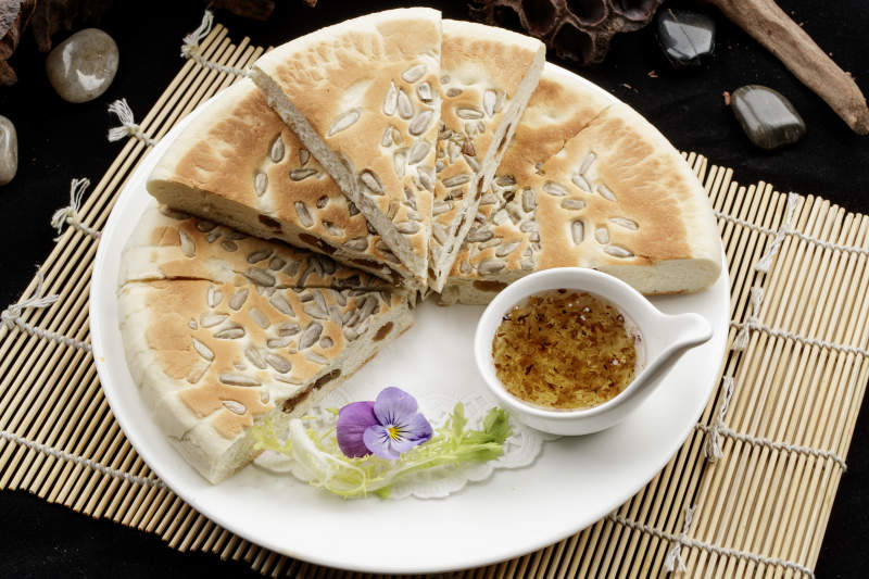 白色瓷盘装的老大同果仁大饼图片