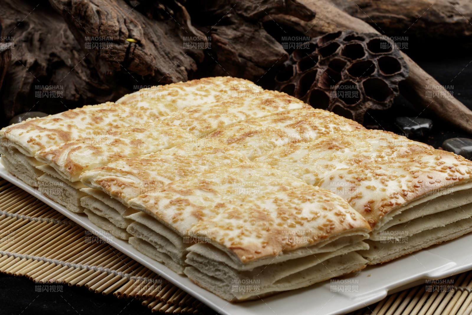 白色瓷盘装的老大同千层饼图片