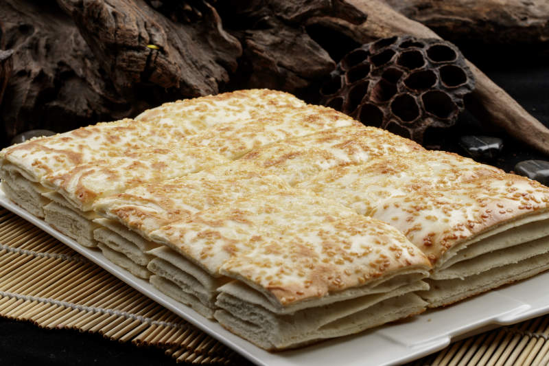 白色瓷盘装的老大同千层饼图片