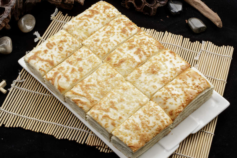 白色瓷盘装的老大同千层饼图片