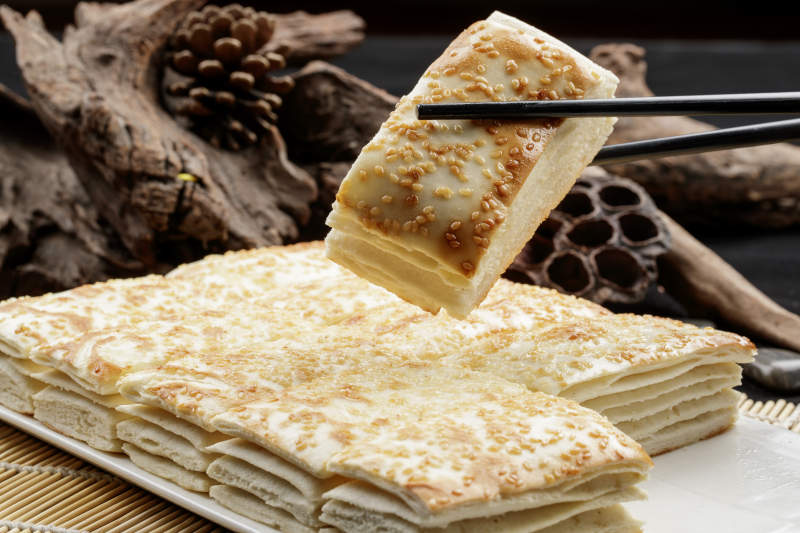 白色瓷盘装的老大同千层饼图片