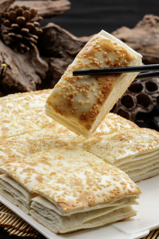 白色瓷盘装的老大同千层饼图片