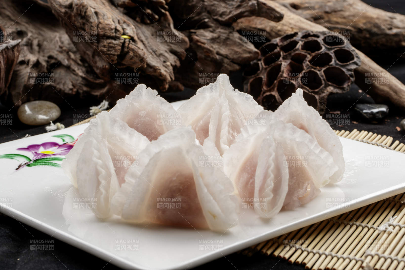 白色瓷盘装的蒸猪肉鲜蒸虾饺图片