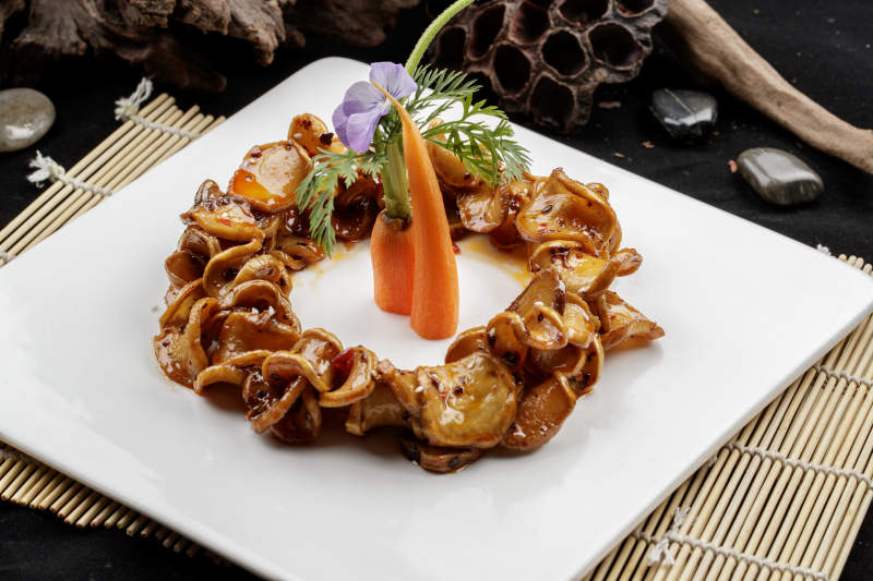 白色瓷盘装的红焗杏鲍菇片图片