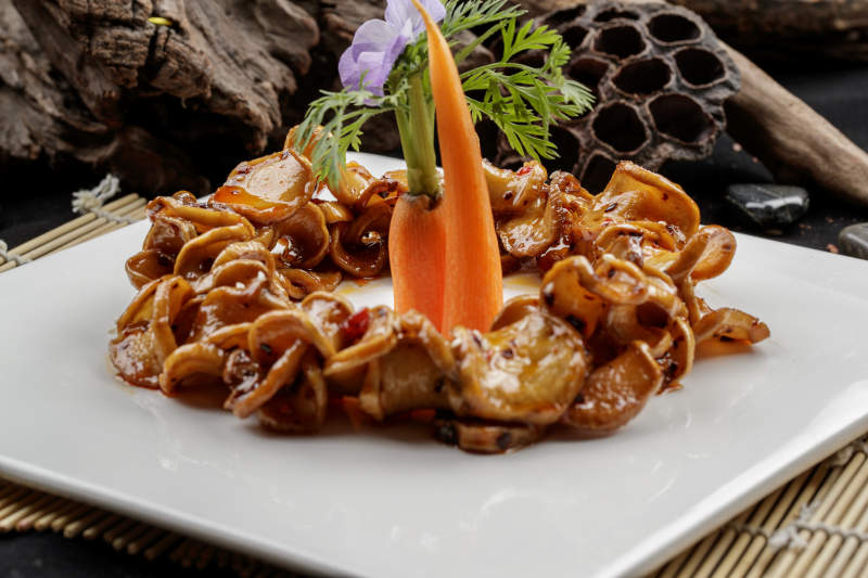 白色瓷盘装的红焗杏鲍菇片图片