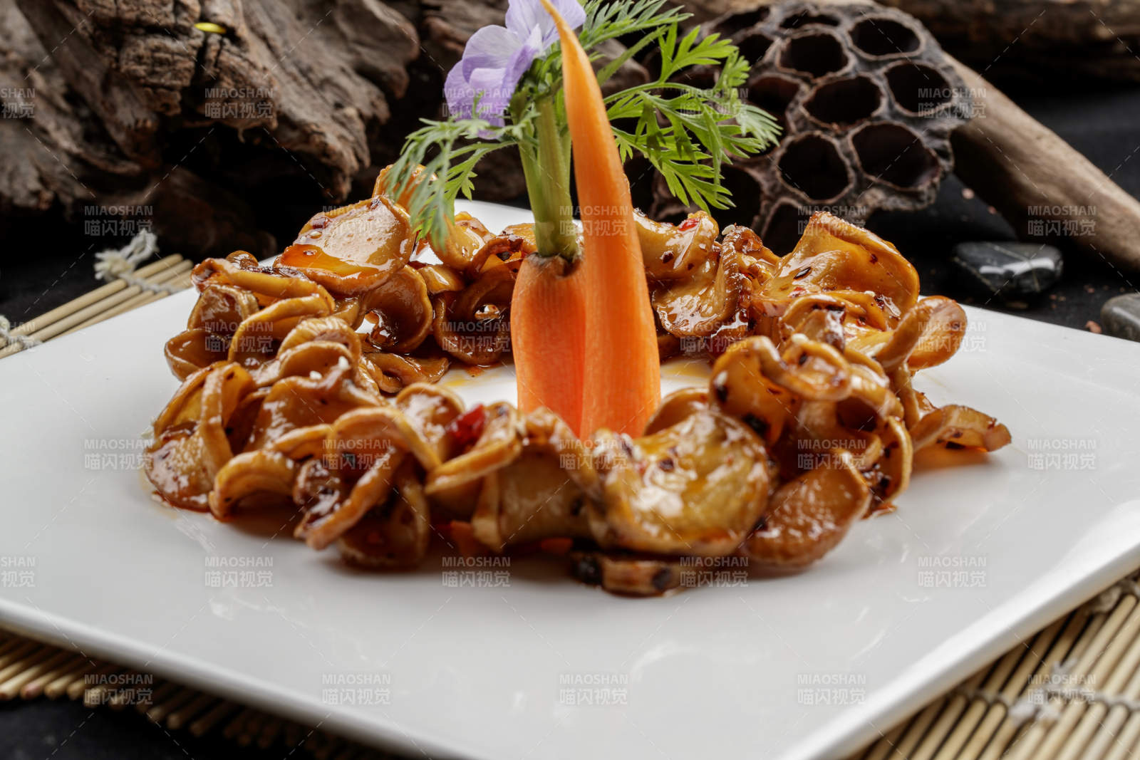 白色瓷盘装的红焗杏鲍菇片图片