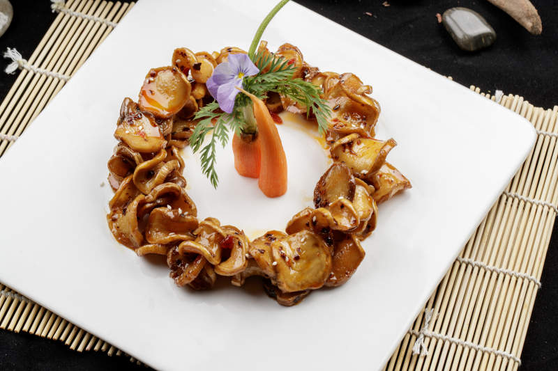 白色瓷盘装的红焗杏鲍菇片图片