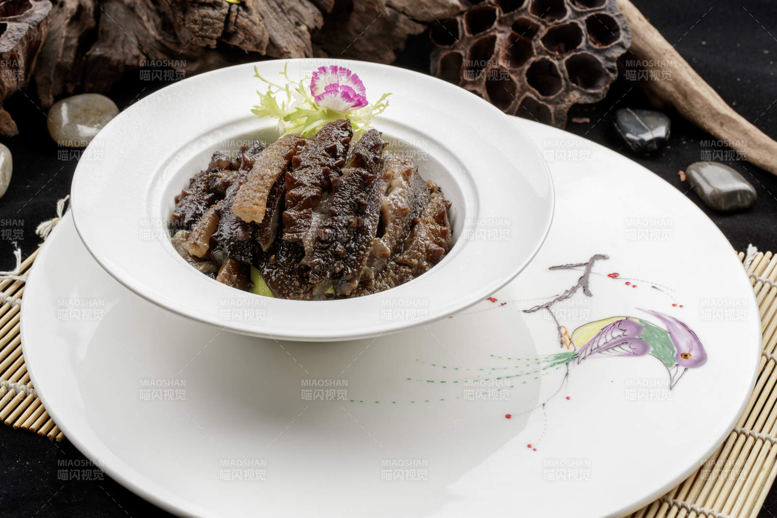 白色餐具装的清炖梅花参段图片