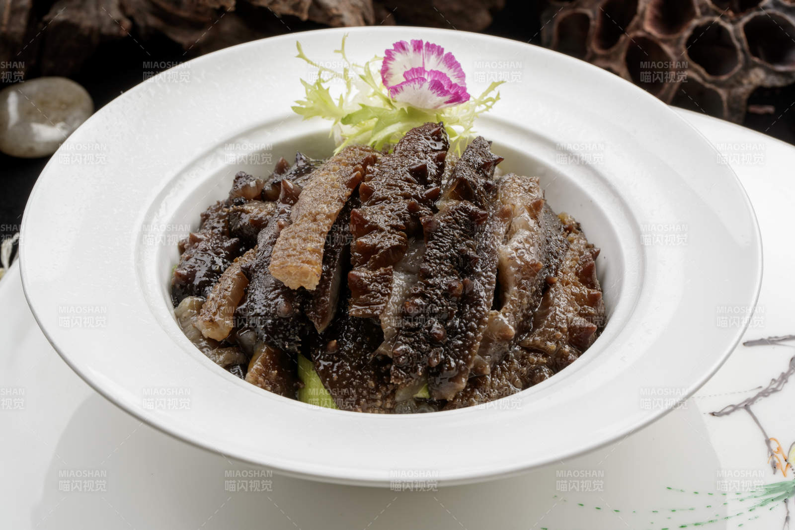 白色餐具装的清炖梅花参段图片