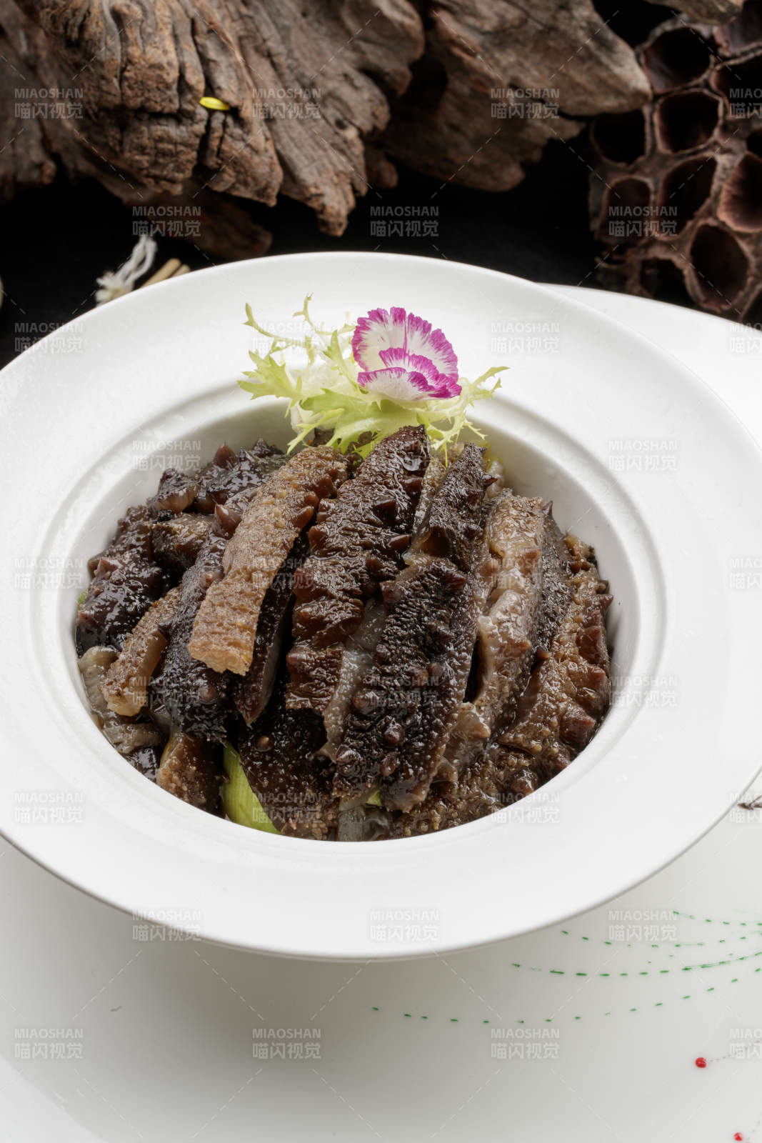 白色餐具装的清炖梅花参段图片