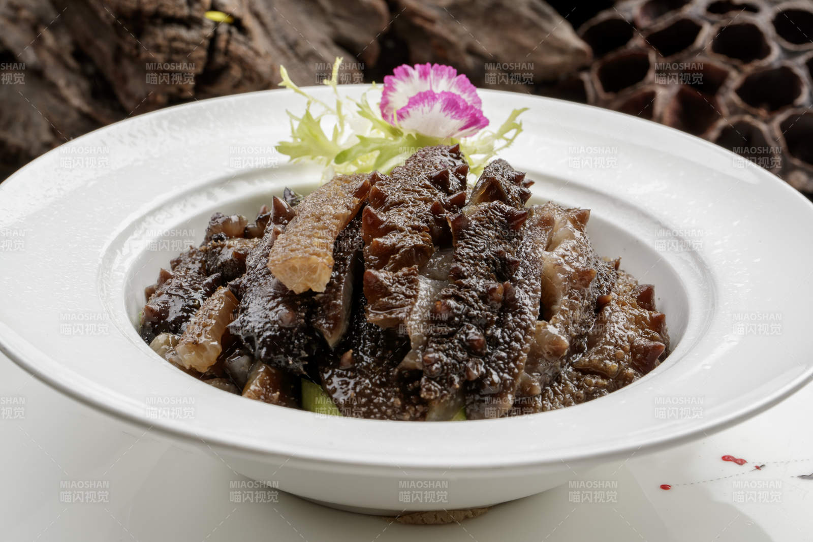 白色餐具装的清炖梅花参段图片