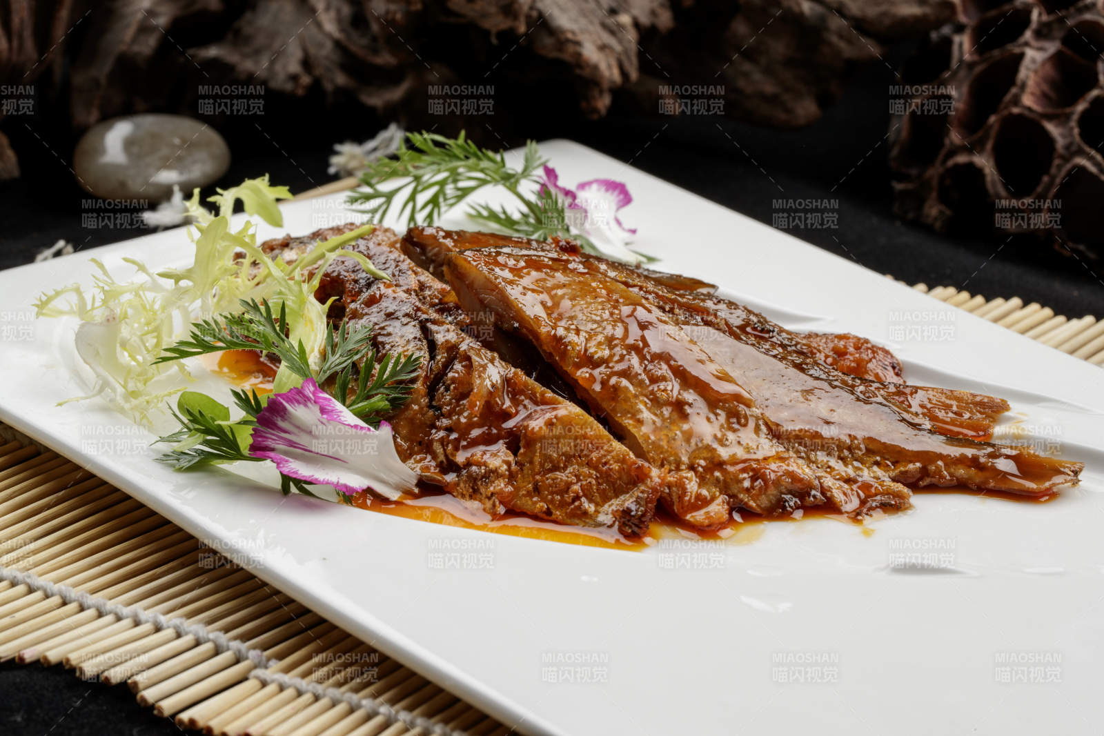 白色瓷盘装的王府醉鱼响干图片