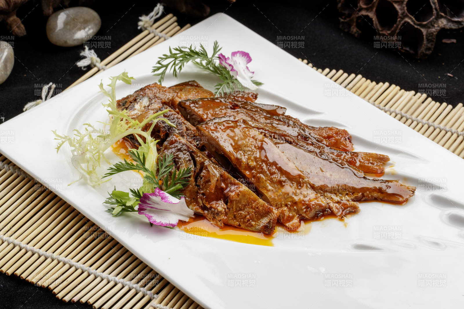 白色瓷盘装的王府醉鱼响干图片