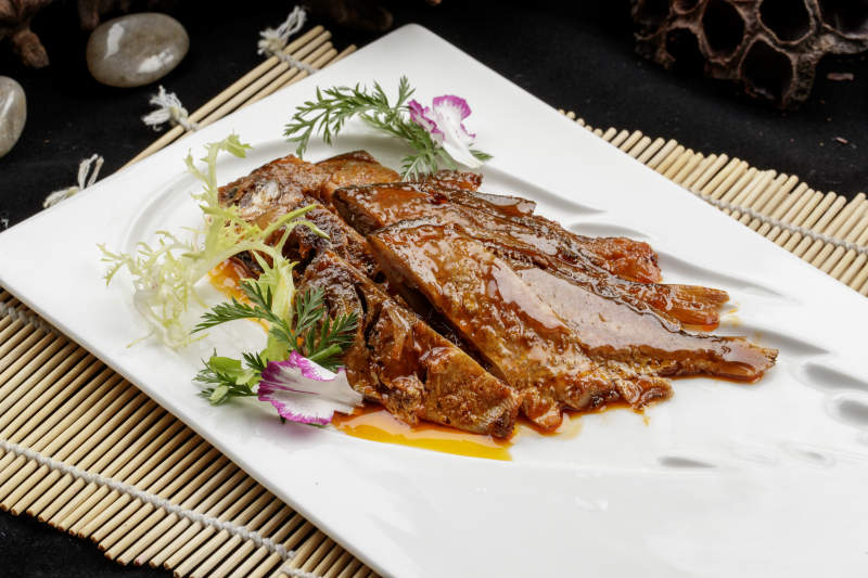 白色瓷盘装的王府醉鱼响干图片