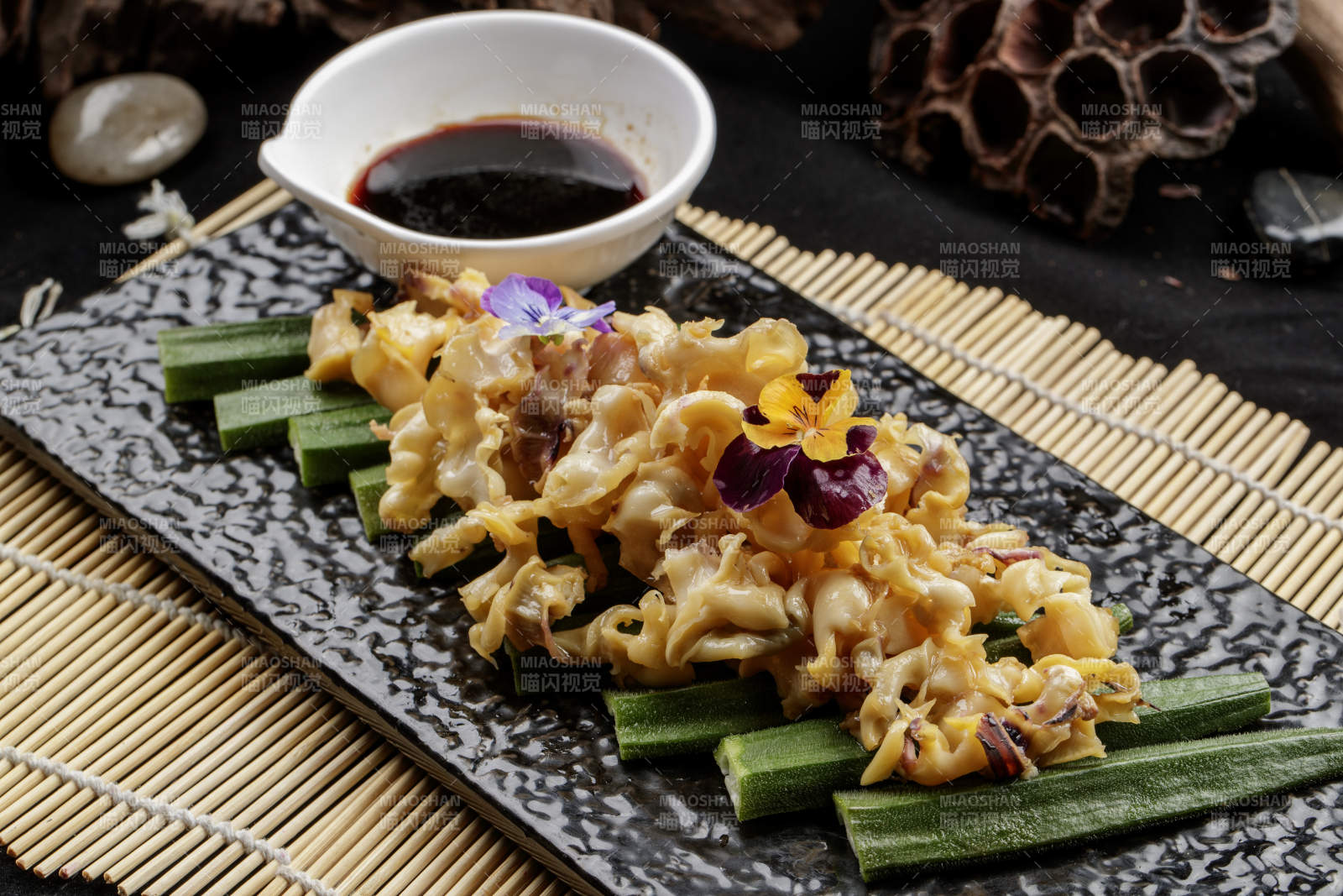 黑色石盘装的温拌螺头图片