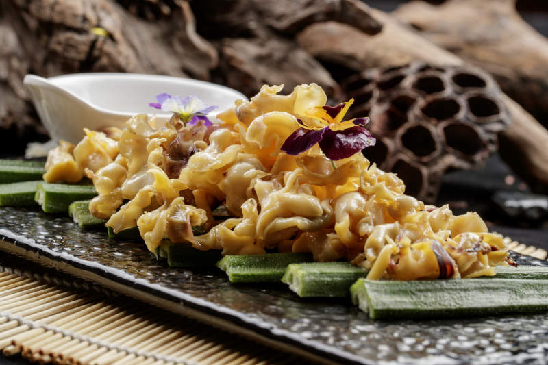 黑色石盘装的温拌螺头图片