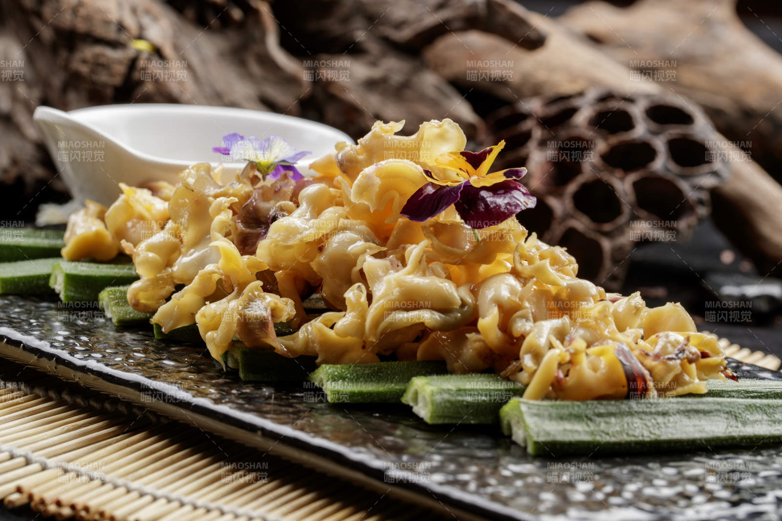 黑色石盘装的温拌螺头图片