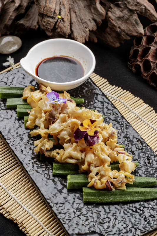 黑色石盘装的温拌螺头图片