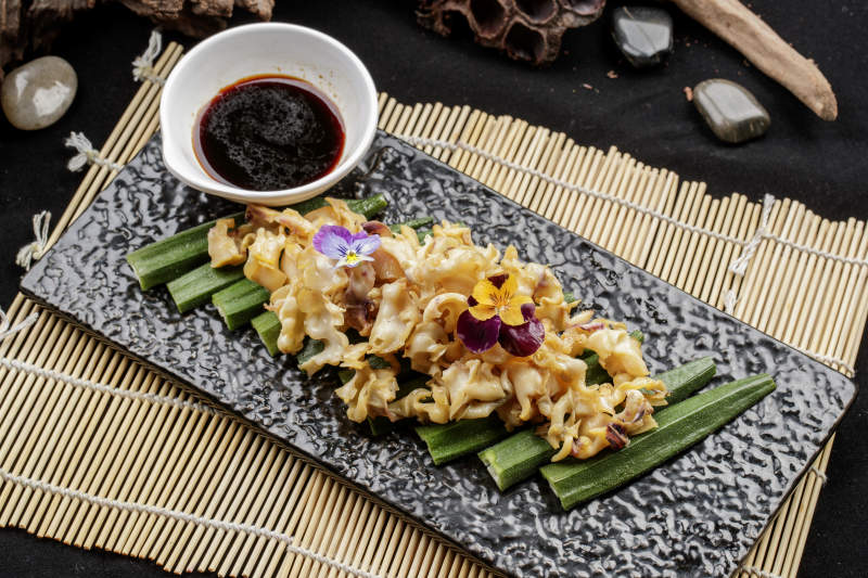 黑色石盘装的温拌螺头图片