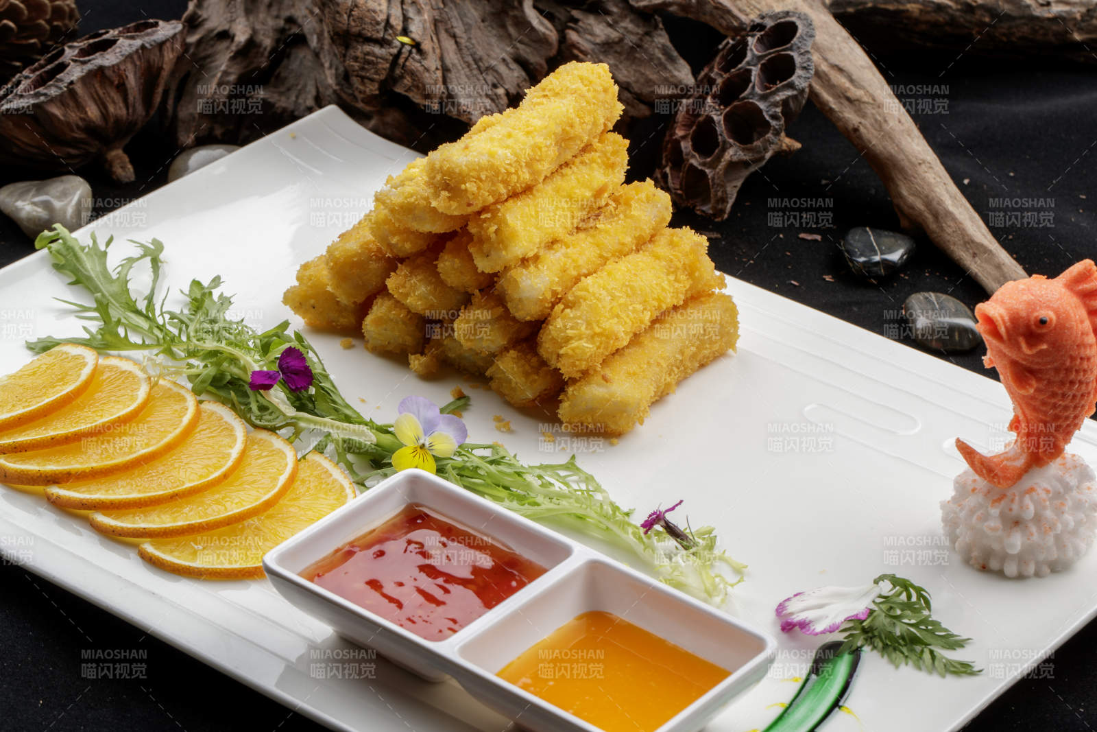 白色瓷盘装的香炸银鳕鱼段图片