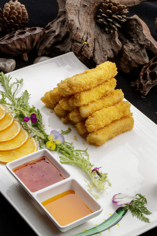 白色瓷盘装的香炸银鳕鱼段图片