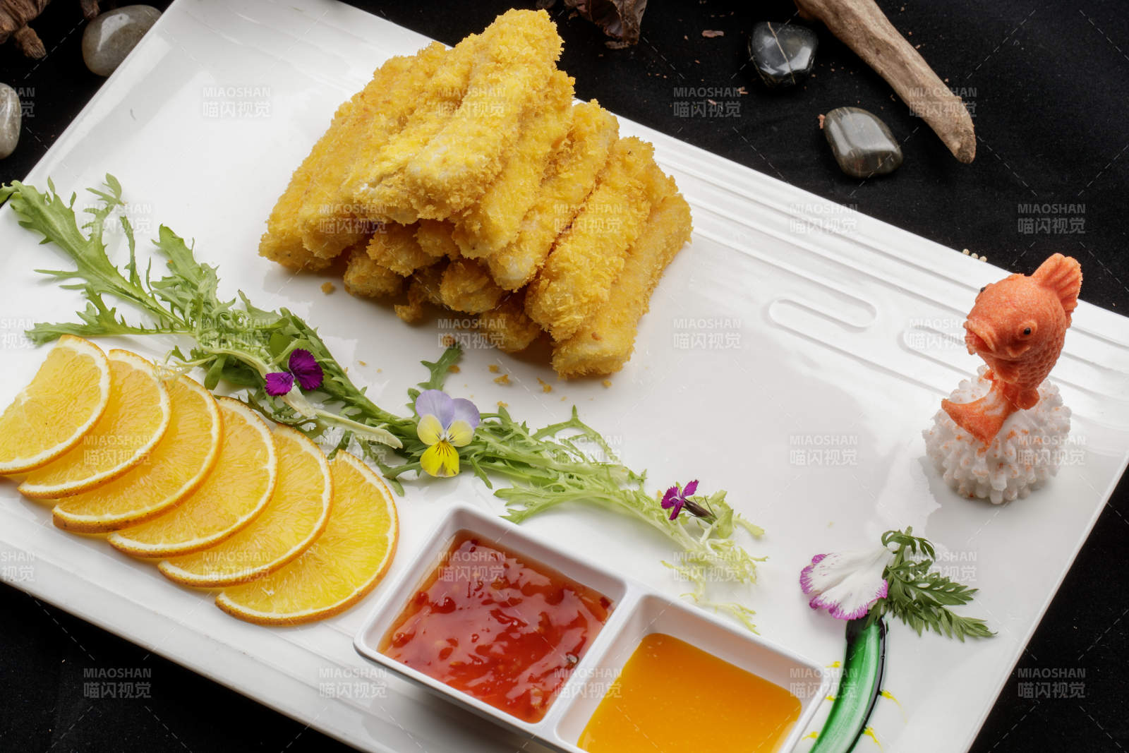 白色瓷盘装的香炸银鳕鱼段图片