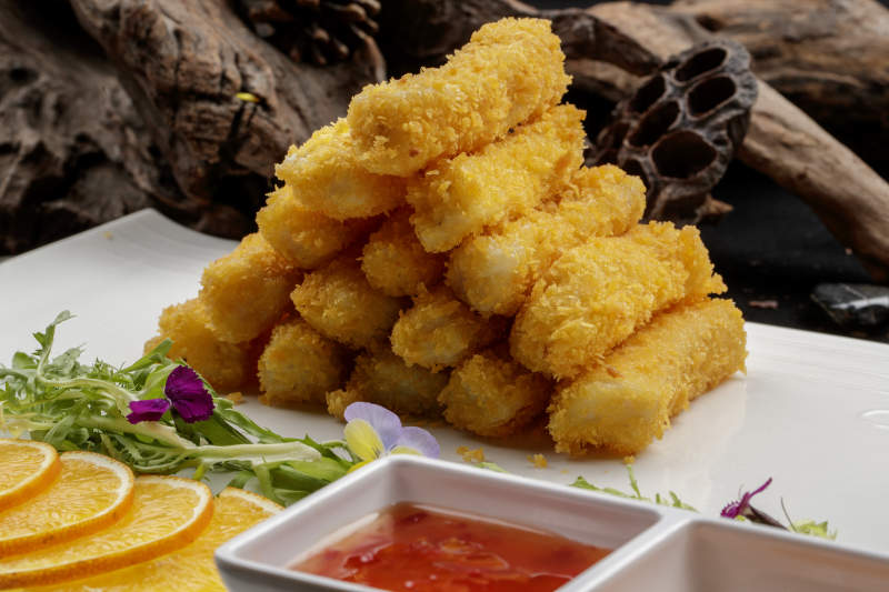 白色瓷盘装的香炸银鳕鱼段图片