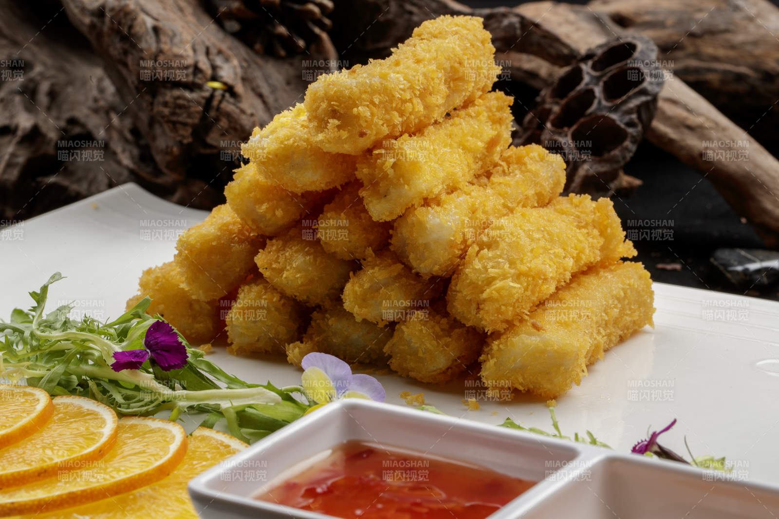 白色瓷盘装的香炸银鳕鱼段图片