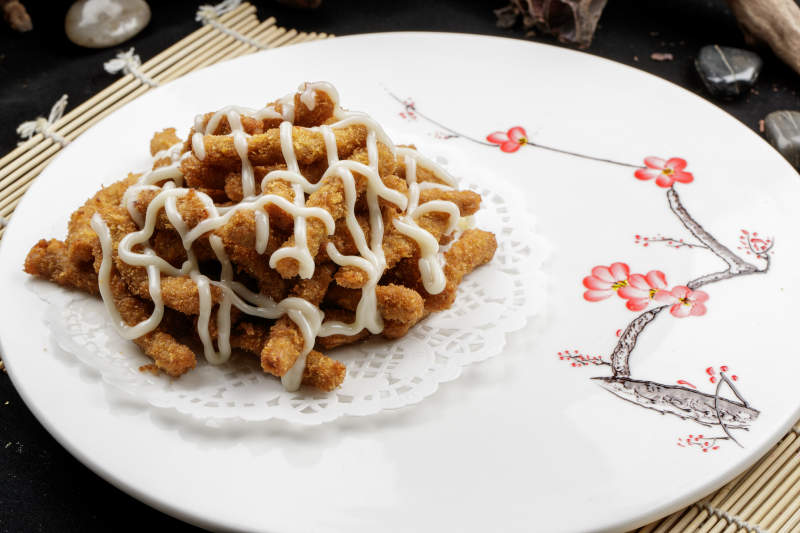 梅花瓷盘装的炼乳炸鸡胸肉图片